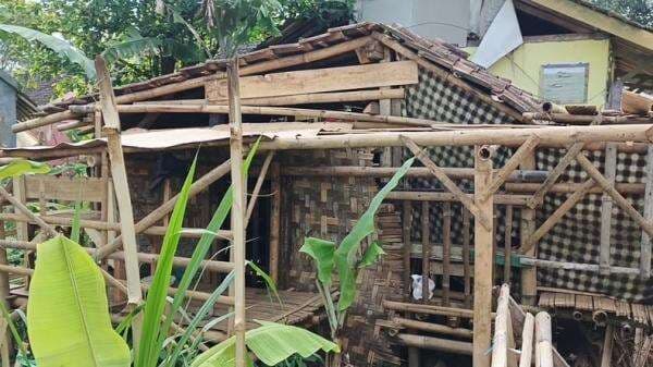 Kisah Pilu Ahmad Jabidi Warga Pandeglang, Tinggal di Rumah Mirip Kandang Kambing Kisah Pilu Ahmad Jabidi Warga Pandeglang, Tinggal di Rumah Mirip Kandang Kambing