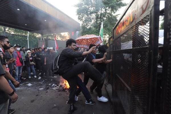 Brimob Tangkap 3 Pelaku Pembakar Mobil Patroli Polsek Tanah Abang saat Demo RUU Pilkada