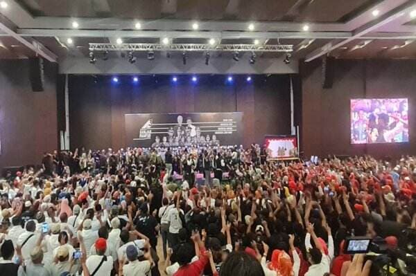 Sambut Ganjar, Ribuan Orang dari Keluarga Persatuan Purnawirawan TNI-Polri Nyanyikan Lagu Terpesona