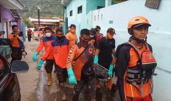    Satu Korban Banjir Bandang Pesisir Selatan Ditemukan Tersangkut di Batang Kelapa