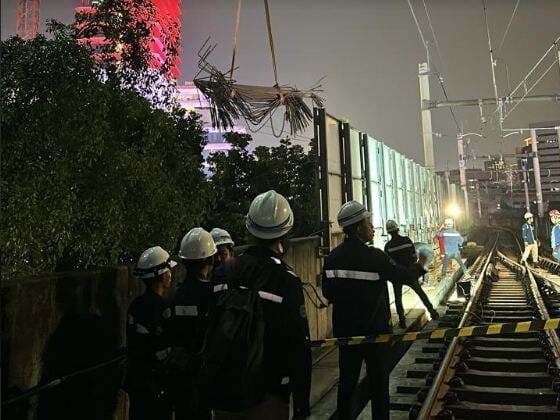 Sejumlah Petugas Evakuasi Besi Jatuh dari Crane Bangunan di Jalur MRT