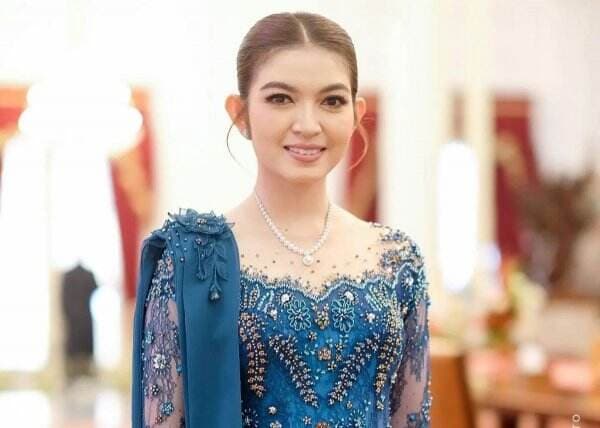 4 Potret Cantik Selvi Ananda Pakai Kebaya Biru, Kalung Mutiaranya Bikin Salfok