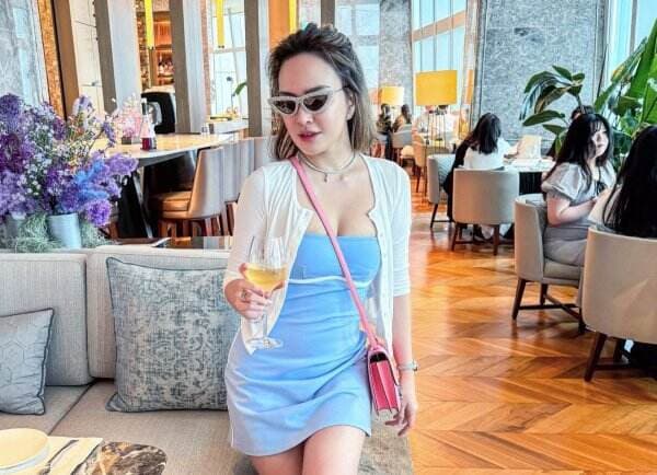 Shandy Aulia Tampil Stunning dengan Mini Dress Biru, Gayanya bak ABG