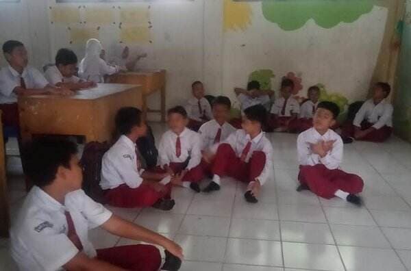 Dua Tahun Siswa SDN di Batu Bara Belajar di Lantai, Orangtua Murid Geruduk Sekolah