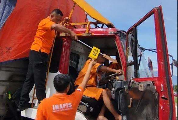 Kenakan Perban, Sopir Truk Jalani Prarekonstruksi Kecelakaan Maut di Tol Malang