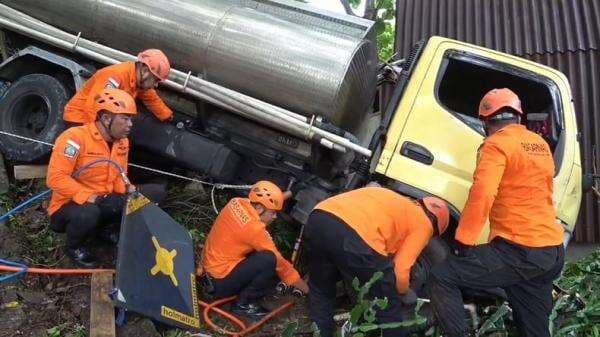 Tragis, Sopir Truk Tewas Terjepit As Roda saat Ganjal Ban di Jalan Menurun Badung Bali Tragis, Sopir Truk Tewas Terjepit As Roda saat Ganjal Ban di Jalan Menurun Badung Bali