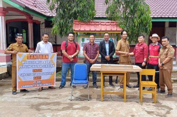 PT SRL Salurkan Bantuan Sarana Pendidikan di Sekitar Wilayah Operasional PT SRL Salurkan Bantuan Sarana Pendidikan di Sekitar Wilayah Operasional