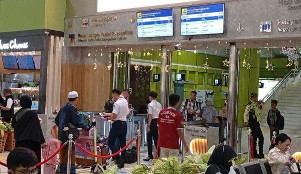 12.030 Pemudik Padati Stasiun Gambir H-8 Lebaran 12.030 Pemudik Padati Stasiun Gambir H-8 Lebaran