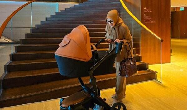 Fantastis, Stroller Bayi Milik Syahrini Seharga Motor