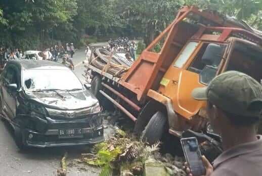 Ngeri! Begini Kronologi Tabrakaan Beruntun 6 Mobil dan 3 Motor di Padang Panjang Ngeri! Begini Kronologi Tabrakaan Beruntun 6 Mobil dan 3 Motor di Padang Panjang