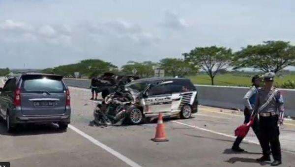 Tabrakan Beruntun 3 Kendaraan di Tol Ngawi, 7 Pemudik asal Tangerang Luka-Luka Tabrakan Beruntun 3 Kendaraan di Tol Ngawi, 7 Pemudik asal Tangerang Luka-Luka