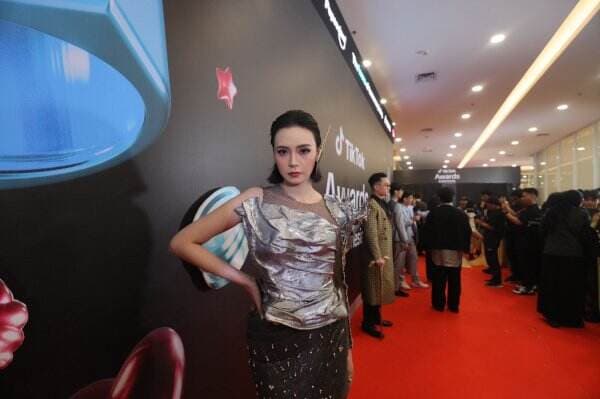 Tamara Dai Tampil Futuristik dan Glamor di Red Carpet TikTok Awards Indonesia 2024