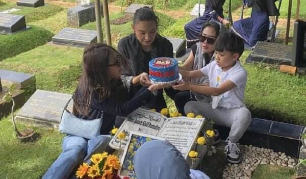 Tangis Tamara Tyasmara Pecah Saat Rayakan Ulang Tahun Dante di Makam