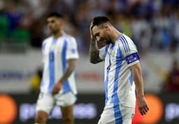 Tampil Buruk, Lionel Messi Digendong Emiliano Martinez saat Timnas Argentina Lolos Semifinal Copa America 2024