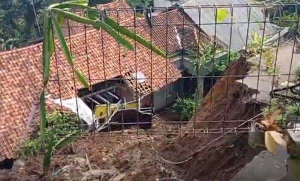 Bencana Tanah Bergerak di Brebes Rusak 170 Rumah, Ratusan Warga Mengungsi Bencana Tanah Bergerak di Brebes Rusak 170 Rumah, Ratusan Warga Mengungsi