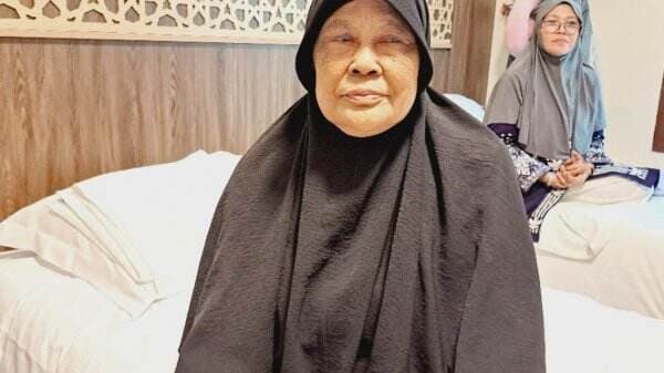 Tangis Haru Nenek Rasuna Diantar Petugas ke Raudhah: Saya Kasih Imbalan Uang Dia Tak Mau