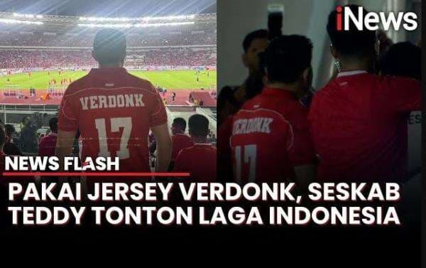 Gaya Keren Seskab Teddy Nonton Timnas Indonesia Pakai Jersey Verdonk Gaya Keren Seskab Teddy Nonton Timnas Indonesia Pakai Jersey Verdonk