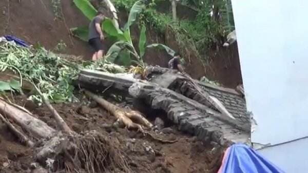 Tembok Pembatas Sekolah Ambruk akibat Longsor Timpa 5 Rumah Warga di Malang