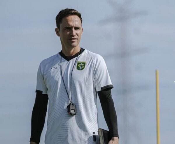 Terkait Belanja Pemain, Persebaya Surabaya Percayakan kepada Paul Munster