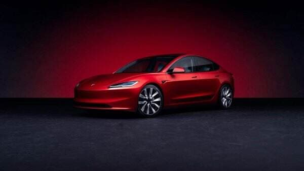 Tesla Tingkatkan Konektivitas iPhone dan Mobil Listrik