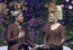 5 Momen Mesra Resepsi Pernikahan Thariq Halilintar dan Aaliyah, Gandeng Erat hingga Cium Tanggan di Panggung