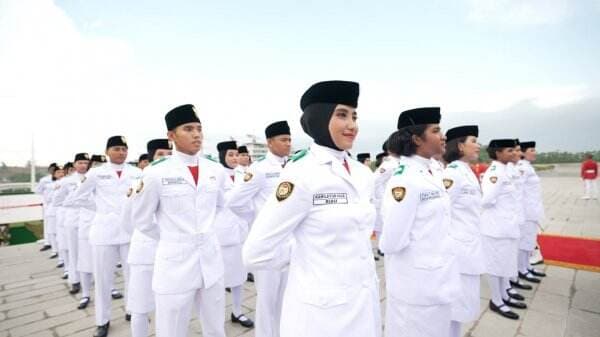 Siswi Asal Bali Jadi Pembawa Baki Upacara Penurunan Bendera di IKN, Pengerek dari Kaltim