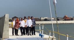 Tinjau Proyek Tanggul Laut Tambaklorok Semarang, Jokowi: Agustus 2024 Selesai
