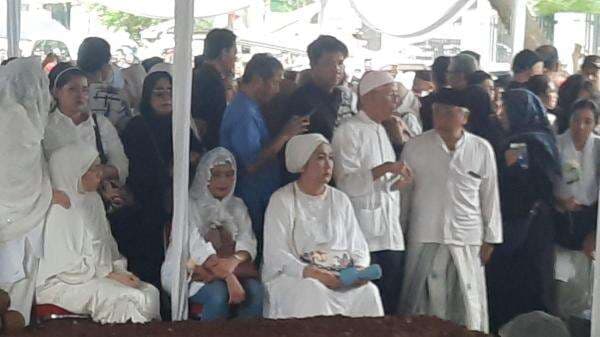 Ratusan Pelayat Hadiri Pemakaman Titiek Puspa Ratusan Pelayat Hadiri Pemakaman Titiek Puspa