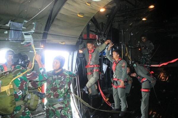 Bersama Pangdivif 3 Kostrad, Danlanud Sultan Hasanuddin Tinjau Latihan Terjun Taktis Siswa Paradasar