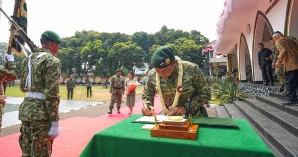 Jenderal Kopassus Penumpas Ratusan OPM Mohamad Hasan Resmi Jabat Pangkostrad