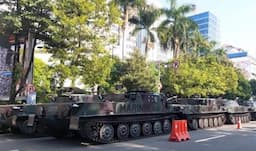 Deretan Tank hingga Kendaraan Pasukan Khusus Denjaka Siaga Dekat Istana Merdeka, Ada Apa?