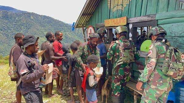 Lewat Makan Bersama, Satgas Yonif 715/Mtl Jalin Keakraban Bersama Masyarakat Papua Lewat Makan Bersama, Satgas Yonif 715/Mtl Jalin Keakraban Bersama Masyarakat Papua