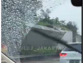 Tembok Pembatas Tol Cinere Jebol