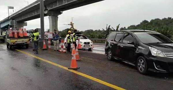 Urai Kepadatan Kendaraan, Contraflow Diberlakukan di Km 55-65 Tol Jakarta-Cikampek Urai Kepadatan Kendaraan, Contraflow Diberlakukan di Km 55-65 Tol Jakarta-Cikampek