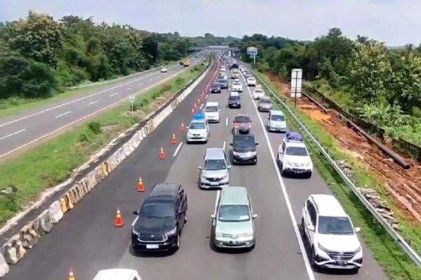 Hari Kedua Lebaran, Tol Palikanci Padat Merayap Didominasi Mobil Pribadi Hari Kedua Lebaran, Tol Palikanci Padat Merayap Didominasi Mobil Pribadi