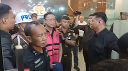 Pakai Rompi Tahanan Kejagung, Tom Lembong Tebar Senyum