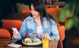 Makan Sendirian di Restoran Semakin Jadi Tren, Ini Alasannya