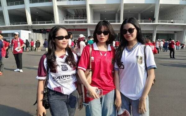 Trio Suporter Wanita Ini Rela Terbang dari Palu demi Timnas Indonesia vs Timnas Irak di SUGBK!
