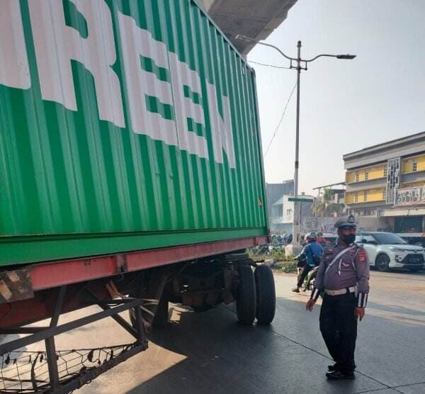 Truk Kontainer Alami Gangguan di <i>Flyover</i> Cakung Jaktim, Lalu Lintas Macet