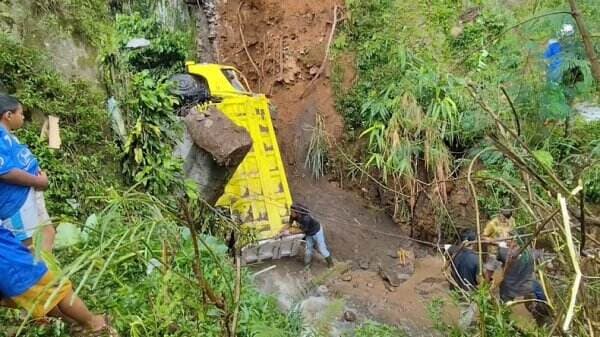 Ban Slip, Truk Terperosok ke Jurang Sedalam 30 Meter di Cianjur