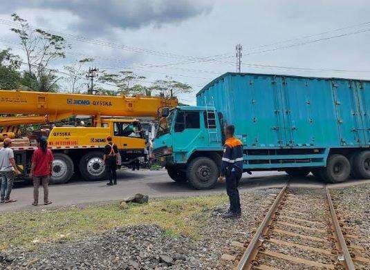 Truk Mogok di Pelintasan Purwokerto, 5 Perjalanan Kereta Api di Daop 6 Terlambat