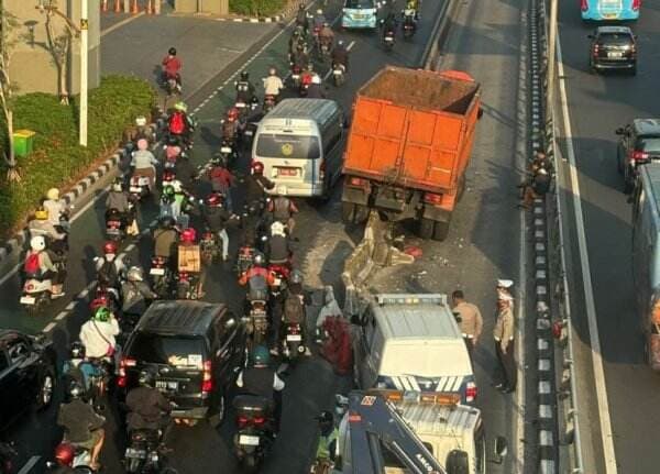 Awas Macet! Truk Sampah Tabrak Separator Busway di Jalan Gatot Subroto