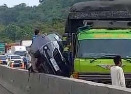 Kronologi Truk Fuso Tabrak Avanza hingga Ringsek di Tol Cipularang gagara Pecah Ban