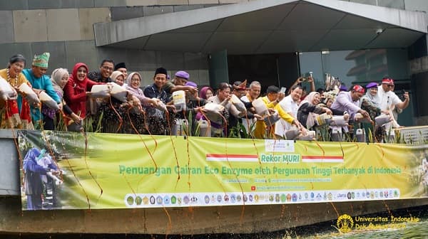 UI Greenmetric Cetak Rekor Muri soal Penuangan Cairan Eco Enzyme oleh Kampus Terbanyak di Indonesia