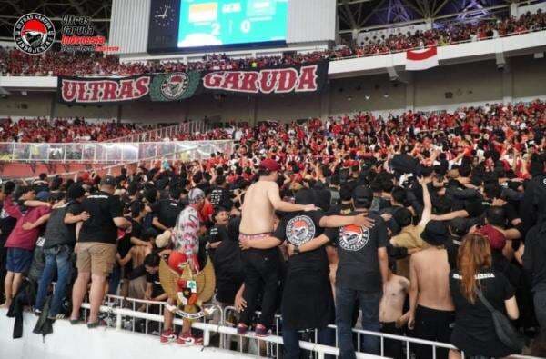Pesan Menyentuh Ultras Garuda untuk Pemain Timnas Indonesia Usai Dihajar Australia 5-1 Pesan Menyentuh Ultras Garuda untuk Pemain Timnas Indonesia Usai Dihajar Australia 5-1