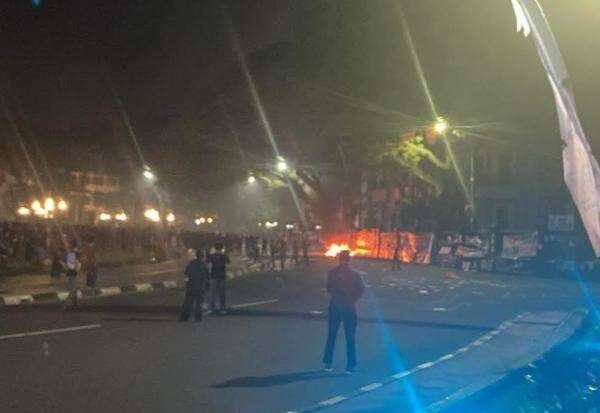 Demo Tolak UU TNI di Malang Rusuh, 6 Orang Jadi Korban Luka Demo Tolak UU TNI di Malang Rusuh, 6 Orang Jadi Korban Luka