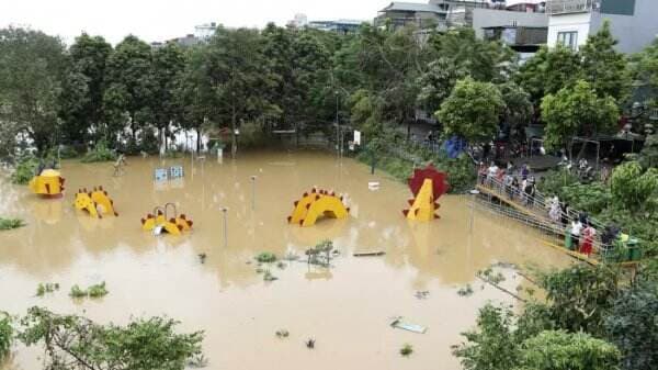 Sungai Merah Banjiri Hanoi Vietnam saat Topan Yagi Tewaskan 150 Orang