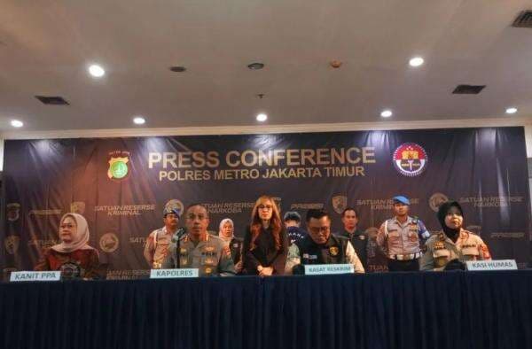 Polisi Tahan Dokter dan Istri PenganiayaART di Pulogadung, Begini Aksi Sadis Pelaku! Polisi Tahan Dokter dan Istri PenganiayaART di Pulogadung, Begini Aksi Sadis Pelaku!