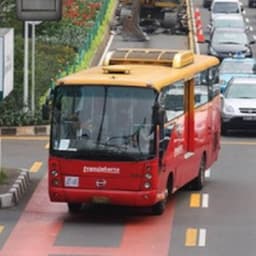 Viral, Bus Transjakarta Diduga Kabur Usai Tabrak Mobil di Tanjung Barat