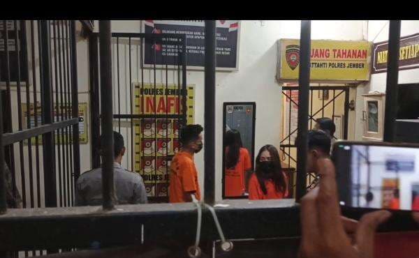 Cewek Cantik Ini Live Streaming Adegan Seks dengan Pasangannya, Nih Penampakannya! Cewek Cantik Ini Live Streaming Adegan Seks dengan Pasangannya, Nih Penampakannya!